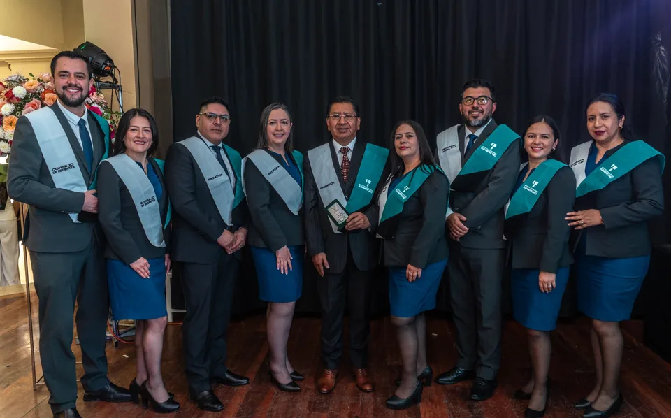 Estudiantes del Tecnológico Sudamericano durante su ceremonia